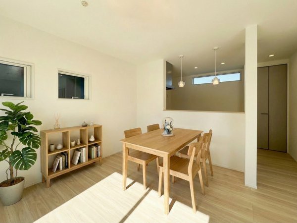 ダイニング
※実際の部屋の写真にAIを利用して家具を配置したイメージです。