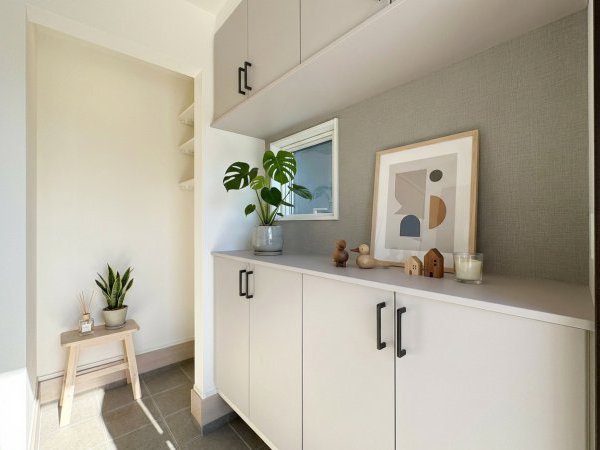 玄関
※実際の部屋の写真にAIを利用して家具を配置したイメージです。