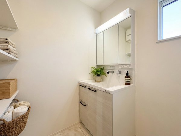 洗面化粧台
※実際の部屋の写真にAIを利用して家具を配置したイメージです。