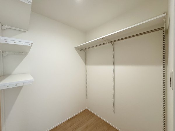 ◇　ファミリークローゼット
嬉しい２帖のファミクロ完備♪
来客時、散らかりやすいLDの荷物をしまったり、掃除道具収納やシーズンオフのアイテムも収納できます♪