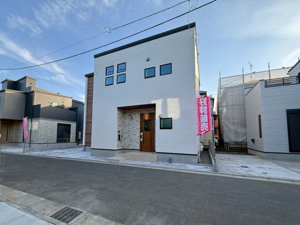 ◇　建物外観
白×木目のコントラストが洗練された雰囲気の高級感の溢れる外観です♪