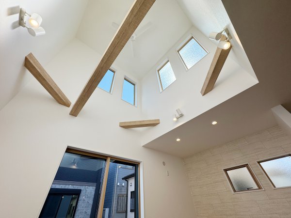 ◇　リビングダイニング①
吹き抜けで、空間の広がりを実感できる住まい！
天井まで視線が抜けるため、実際の帖数以上にゆとりを感じやすいです♪