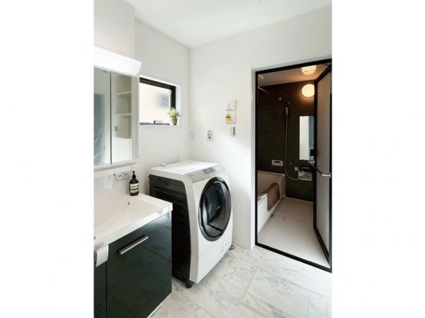 洗面脱衣室
※実際の部屋の写真にAIを利用して家具を配置したイメージです。