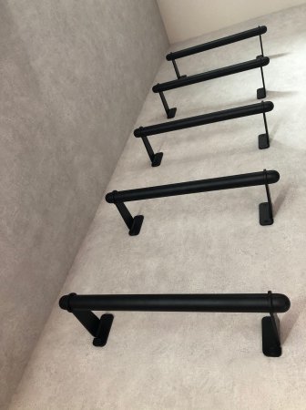 ロフトへと続く梯子は、グレーの壁紙にブラックが映えるシンプルなデザインを採用。