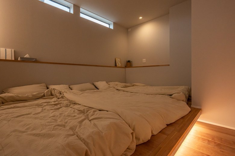 間接照明のリラックス空間でぐっすり。家族が一緒に眠れる寝室 ～東新町モデルハウス