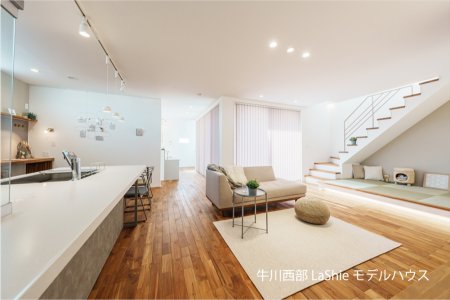 【前田南町モデルハウス】くつろぎスペース上部には、３階に匹敵する吹抜けを設け、開放感を感じる明るい空間に。