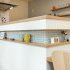 【前田南町モデルハウス】 キッチン腰壁のニッチはＬ型にして、テーブル側でもインテリアを飾って楽しめます。