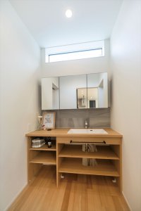 【前田南町モデルハウス】洗面室を脱衣室と分けることにより、来客時も生活感を見られません。造作洗面台はゆとりをもった設計になっているので、スッキリとして清潔感があります。