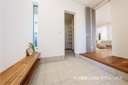 【前田南町モデルハウス】 ２階各居室の収納とは別に、ファミリークローゼットを設けました。バルコニーや室内干しスペースからの距離が短く、動きやすい動線になっています。