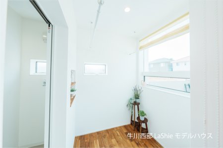【前田南町モデルハウス】 玄関からキッチンまでの距離を短くし、買ったお物を収納できるバックヤード、ストック・作り置きに対応できる冷凍庫スペースを設けました。