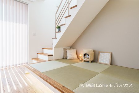 【前田南町モデルハウス】トイレのカウンター上にはエコカラットを貼りました。吸湿消臭機能で快適なトイレ空間になります。カウンターにはお好みのインテリアを。