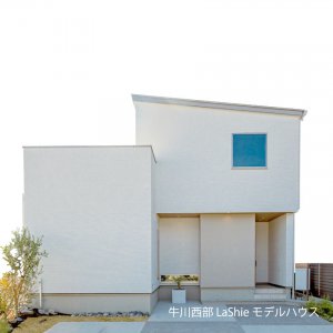 【前田南町モデルハウス】外観のベースはパワーボードを使用、アクセントに大きいタイルを使用し高級感を演出。３階までの吹き抜け部分は貼り分けて、塔のようなイメージに仕上げました。