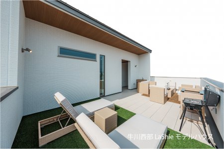 【前田南町モデルハウス】 リビングから１段上げた空間に設計したくつろぎスペース。下部には引出収納を設け、リビングで使用するものや、お子さまのおもちゃや着替えも収納可能。