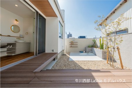 【前田南町モデルハウス】LDKの一角に小部屋を設け、快適なワークスペースとして使用できます。在宅ワーク以外にも、用途に合わせて使うことができます。ガラス超しに家族の様子が確認できて安心♪