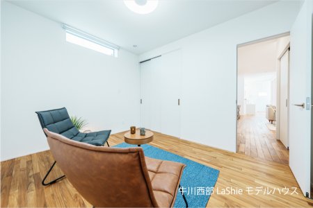 【前田南町モデルハウス】洗面室を脱衣室と分けることにより、来客時も生活感を見られません。造作洗面台はゆとりをもった設計になっているので、スッキリとして清潔感があります。