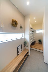 【前田南町モデルハウス】 玄関からキッチンまでの距離を短くし、買ったお物を収納できるバックヤード、ストック・作り置きに対応できる冷凍庫スペースを設けました。