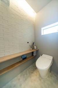 【前田南町モデルハウス】トイレのカウンター上にはエコカラットを貼りました。吸湿消臭機能で快適なトイレ空間になります。カウンターにはお好みのインテリアを。
