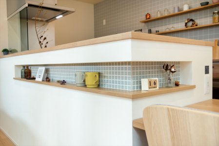 【前田南町モデルハウス】 キッチン腰壁のニッチはＬ型にして、テーブル側でもインテリアを飾って楽しめます。