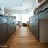 8【東新町モデルハウス】キッチンは、生活感が出ないように冷蔵庫や家電を隠せるようにしました。食器棚の上には飾り棚を設け、お気に入りの家電や食器を見せて楽しめるようになっています。