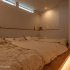 【東新町モデルハウス】寝室は、小上がりスペースに布団やマットを敷いて使える仕様。西側はスマホや目覚まし時計を置けるくらいの棚を取り付けました。