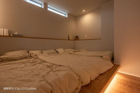 【東新町モデルハウス】寝室は、小上がりスペースに布団やマットを敷いて使える仕様。西側はスマホや目覚まし時計を置けるくらいの棚を取り付けました。