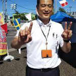 トンボと会話する男