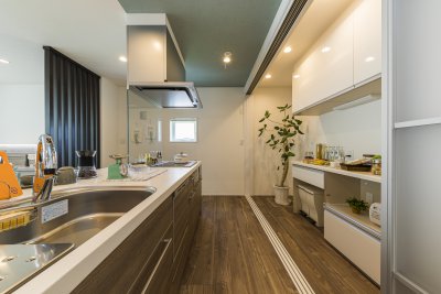 こだわりキッチン収納のあるマイホーム 青森で住宅性能と価格で選ぶなら高品質のアイフルホーム青森店 青森市で自由設計の新築注文住宅 を建てるならアイフルホーム こだわりキッチン収納のあるマイホーム 青森で住宅性能と価格で選ぶなら高品質のアイフルホーム青森店 青森市で自由設計の新築注文住宅 を建てるならアイフルホーム