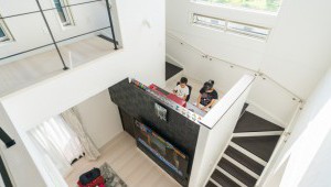 大きな吹き抜けとスキップフロアのある新築住宅