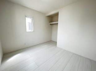 お片付けしやすい扉無収納の洋室