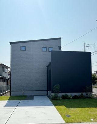 洗練を極めた端正な外観と、柔らかな光が心を満たす上質な寛ぎの空間な空間を両立した邸宅