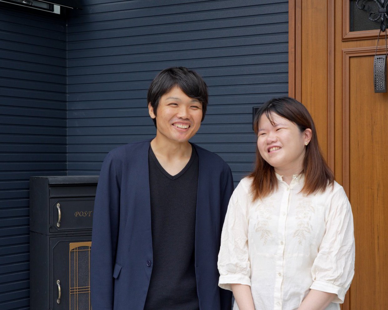 アパート暮らしの中でアレスホームに出会い、家を建てることを決意。家を建てる際には妻との相談があり、妻も快く引き受けてくれた。一緒に見学に行き、親切なスタッフとの出会いが決定の要因となった。