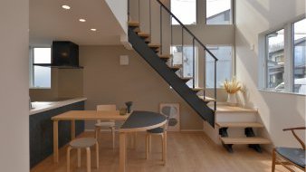 心地よさが広がる吹抜けの家