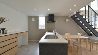 心地よさが広がる吹抜けの家