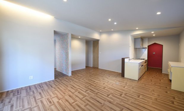 玄関のカラフルアクセントクロスが可愛いおうち♪