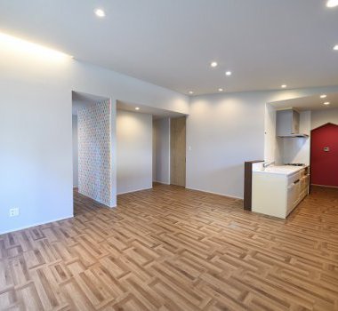 玄関のカラフルアクセントクロスが可愛いおうち♪