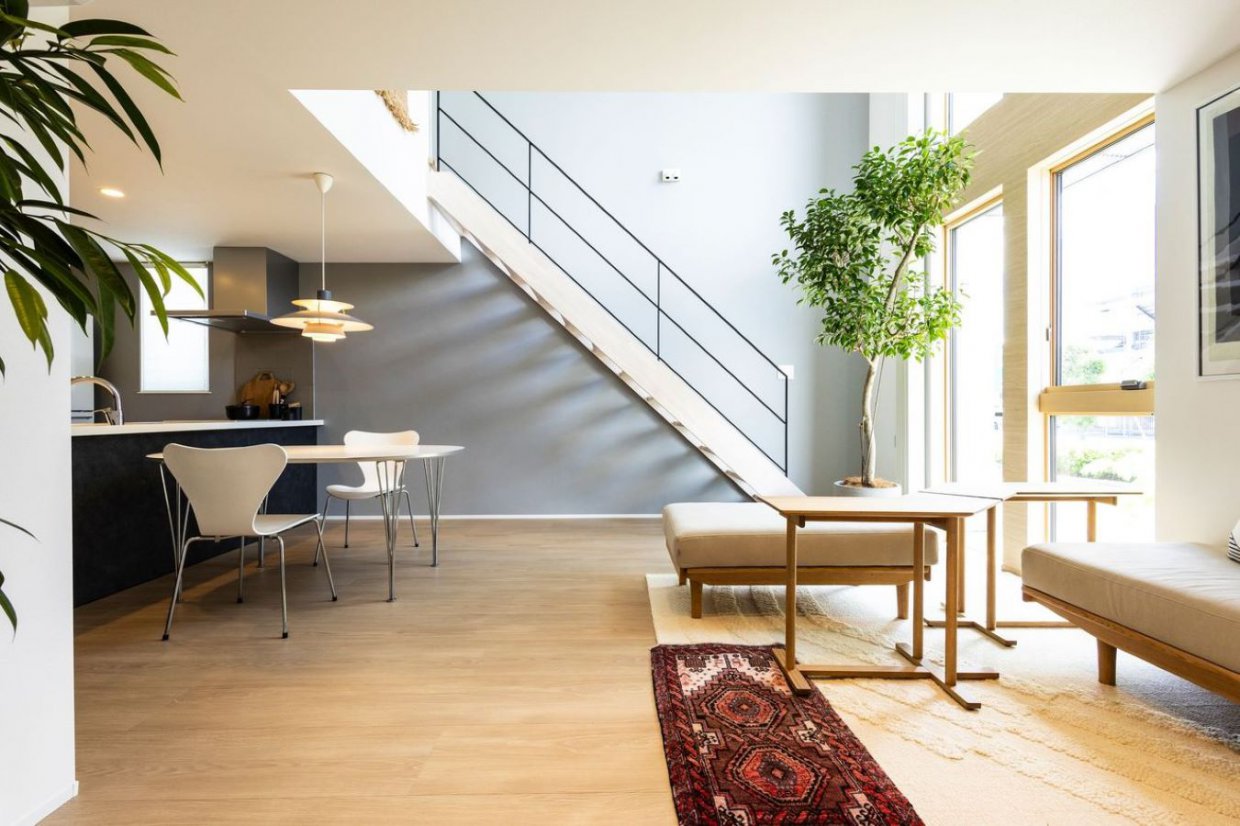 吹抜けと光を取り込む大きな窓が特徴的なLDK。断熱、気密性能を活かした陽の光を取り入れる工夫が体験出来ます。