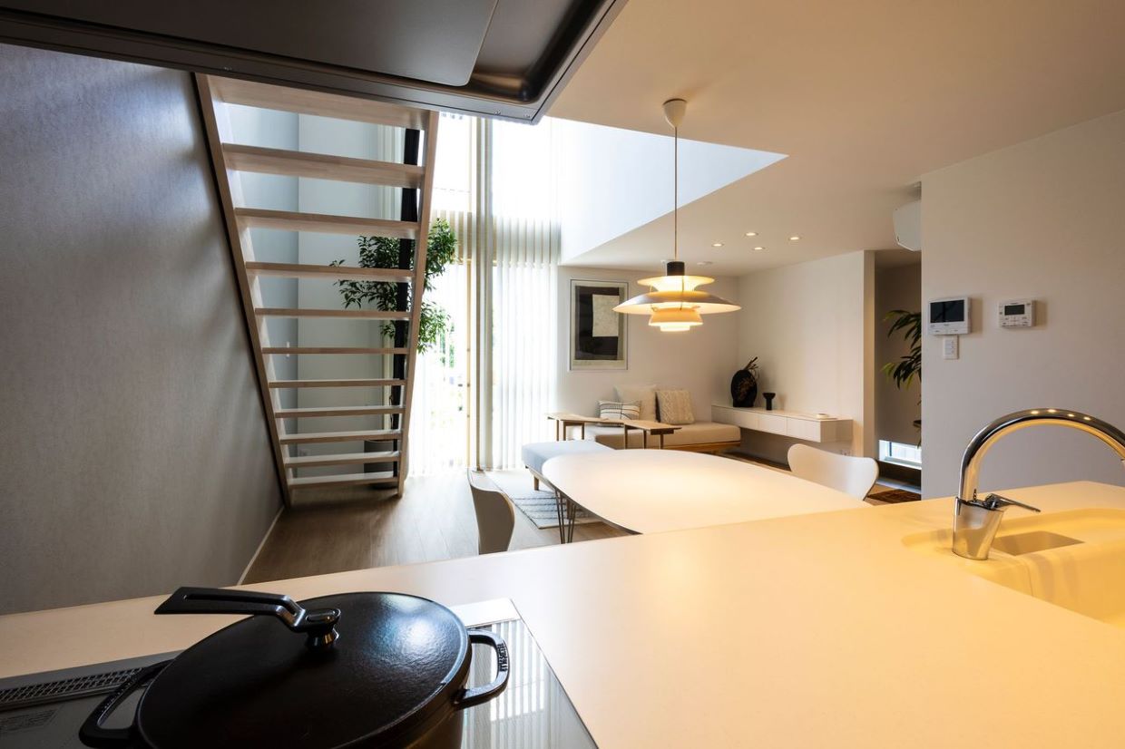 陽の光が演出する開放的なダイニング
ダイニングから望む開放的な窓。
そこから差し込む陽の光が、家族に時を知らせます