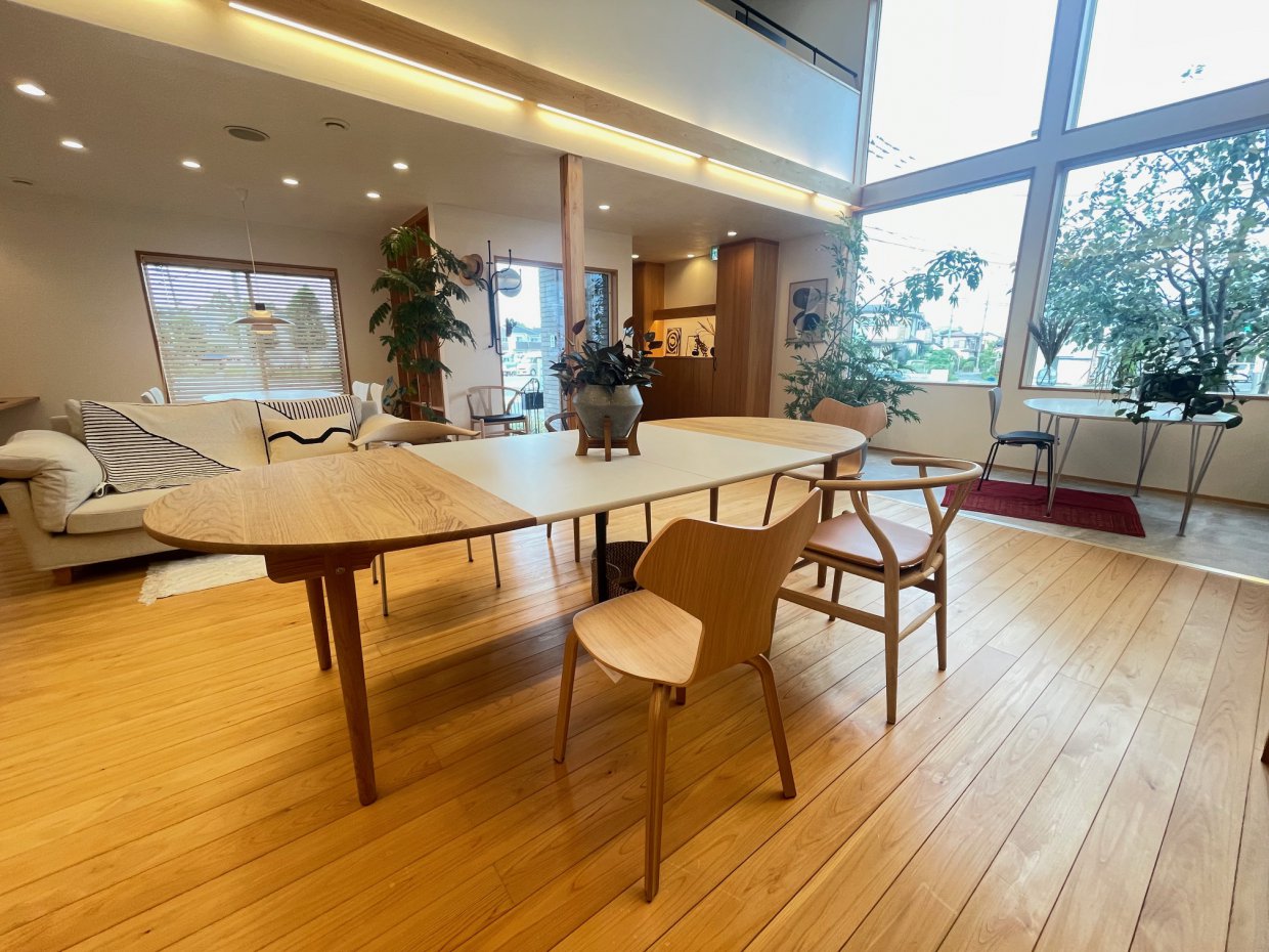 1階お打ち合わせスペース
大きな吹き抜けから入る日差しが暖かく、解放的な空間の中、これからの暮らしのイメージを膨らませてみませんか？