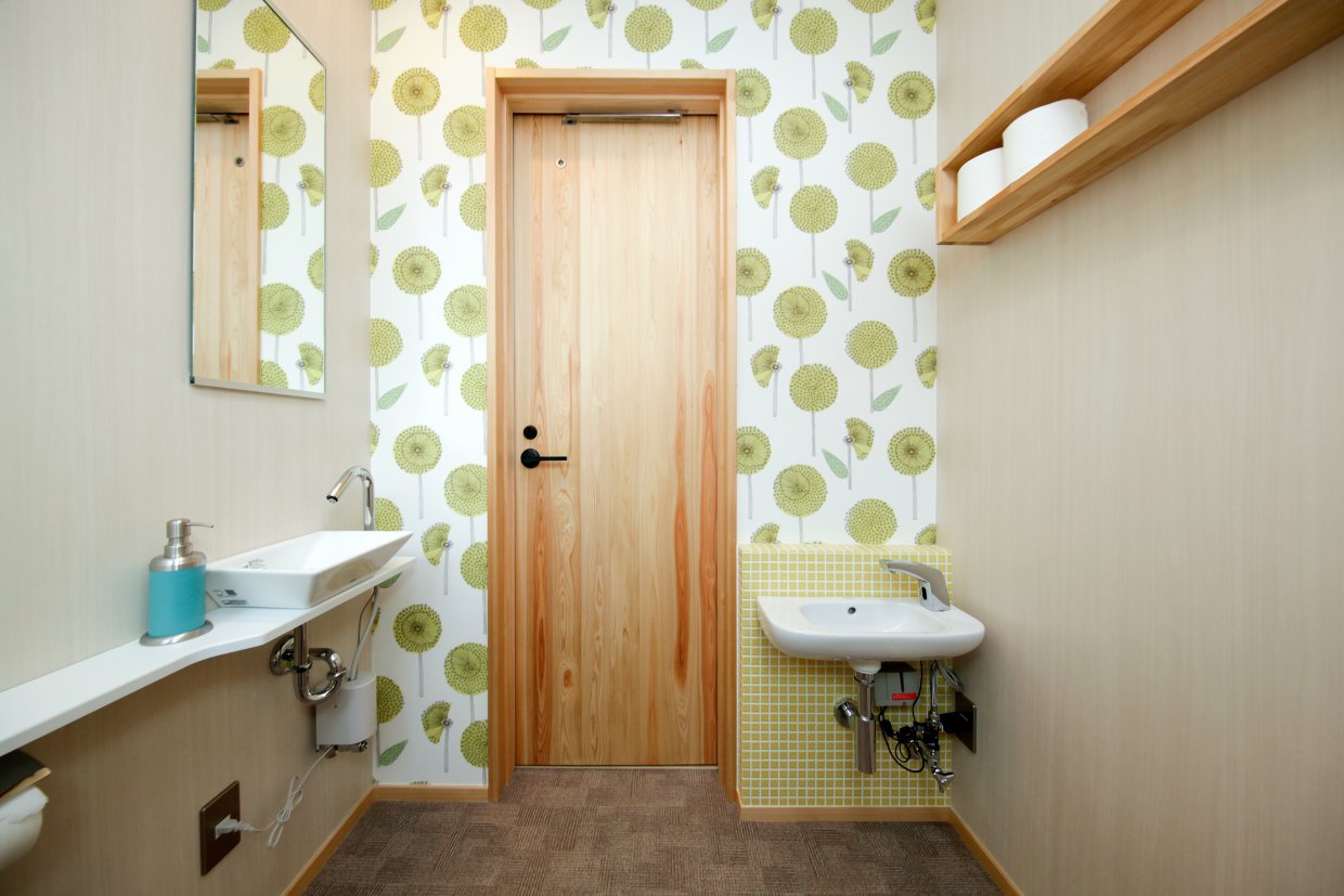 お子様用の便器と手洗い器があり、
一緒に入ることもできます。
授乳やおむつ替えのお部屋もございますので、ご安心してご来店頂けます。