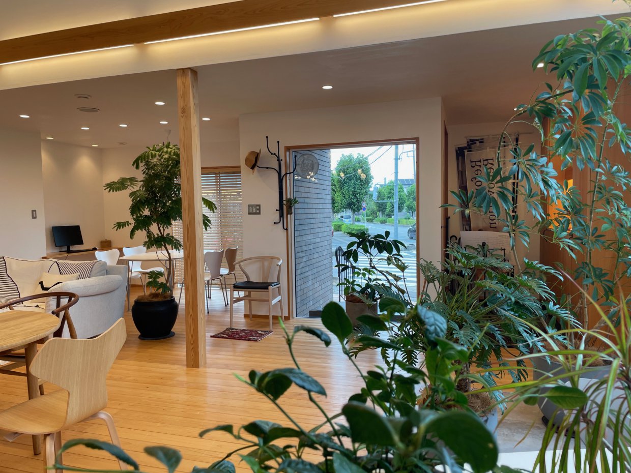 店内や店舗外の花壇には、季節のお花やグリーンを飾っておりおり、心地よい空間づくりを目指しております。