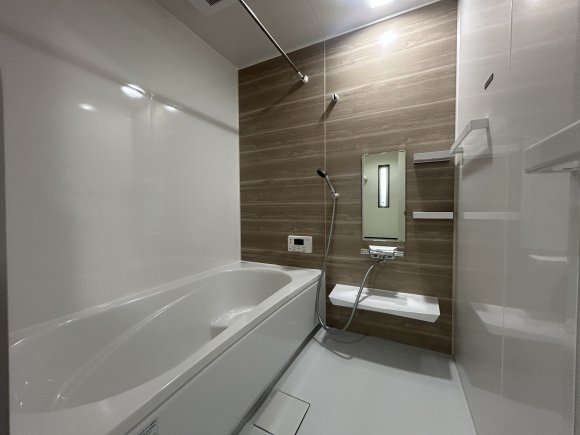 ∼ゆったりくつろげる、ひろびろバスルーム∼
毎日の疲れを癒すお風呂は、標準の1坪タイプから1.5坪タイプへサイズアップ。足を伸ばしても余裕のある、贅沢な空間に仕上げました。

収納は、磁石で壁に取り付けられる“浮かせる収納”を採用。お掃除がしやすく、スッキリとした印象をキープできます。

広さがあるから、お子様とのバスタイムもラクラク。家族みんなが心地よく使える、快適なお風呂空間です。

※写真はイメージです。