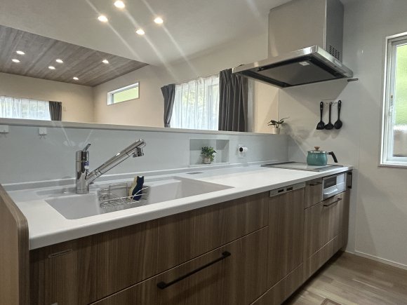 ∼機能性とデザインを両立したキッチン∼
キッチンには、Panasonic製の高品質な設備を採用。ブラックの扉カラーが空間をぐっと引き締め、スタイリッシュな印象に。

LDKを見渡せる対面式で、家族との会話を楽しみながらお料理ができます。リビング側からは手元が見えにくい設計になっているため、生活感を抑えたスッキリ空間に。

便利な食洗器や収納力たっぷりのカップボードも完備。使いやすさと美しさを兼ね備えた、毎日が楽しくなるキッチンです。

※写真はイメージです。