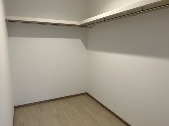 ∼家事ラク動線を叶える、ウォークインクローゼット∼

3帖のウォークインクローゼットは、収納力だけでなく使いやすさにも配慮。
脱衣室の隣に配置することで「洗濯→収納」がスムーズになり、家事の時短に。
内部にはハンガーパイプと枕棚を設置し、衣類や季節用品もすっきり整理。
暮らしを快適にする便利な収納空間です。