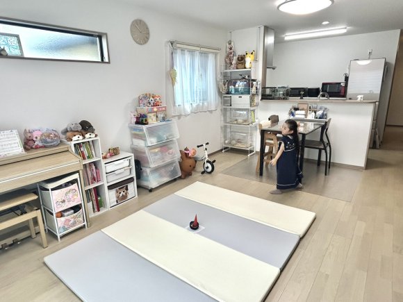 ∼家族の時間が広がる16帖のLDK∼

東と南の窓から光がたっぷり差し込む16帖のLDKは、明るさと心地よさにあふれる家族の憩いの場です。
ペットと過ごしても余裕のある広さがあり、お子様のピアノを置けるスペースも確保。暮らしの中で自然と音楽や会話が生まれる空間です。
家族それぞれが思い思いの時間を楽しめる多目的なリビングを、ぜひモデルハウスでご体感ください。