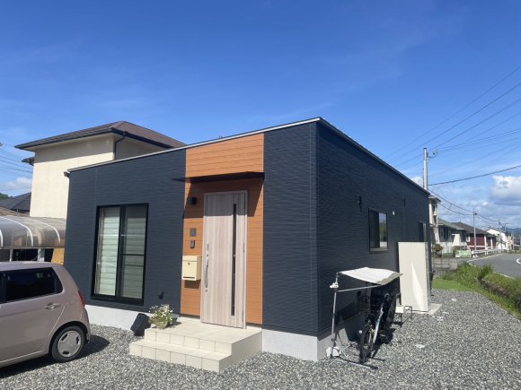 ∼2色で魅せる洗練された外観デザイン∼

外観は落ち着いたネイビーを基調に、玄関部分へキャラメルカラーをアクセントとして採用。
2色のコントラストが建物全体を引き締め、街並みに映える洗練された印象を与えます。
さらに玄関扉には便利なタッチキーを採用し、荷物を持っていてもスムーズに出入りが可能。デザイン性と機能性を兼ね備えた外観を、ぜひモデルハウスでご覧ください。