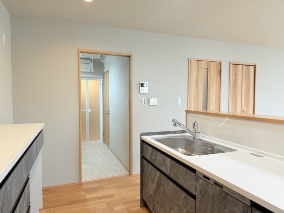 玄関から洗面脱衣室へ直接アクセスできる動線と、LDKや階段へつながる動線を分けた2WAY設計です。帰宅後すぐの手洗いや洗濯物の片付けがスムーズに行え、お子様の衛生習慣づくりにも役立ちます。また、来客時には玄関から直接LDKへ案内できる安心感も。さらに回遊動線も兼ね備え、家事や生活の動きを自然にサポート。家族みんなが快適に過ごせる工夫が詰まった設計です。

※写真はイメージです。