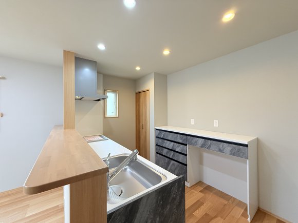 毎日の家事をスムーズに行えるよう、動線にこだわった間取りです。冷蔵庫はキッチンのすぐ後ろではなく、少しずらした場所に配置することで「冷蔵庫渋滞問題」を回避。料理中でも、家族が気兼ねなく冷蔵庫を使えるストレスフリーな動線を実現しました。キッチンにはタカラスタンダードのオフェリアを採用。使いやすさと美しさを両立した空間で、毎日の家事が快適になります。

※写真はイメージです。