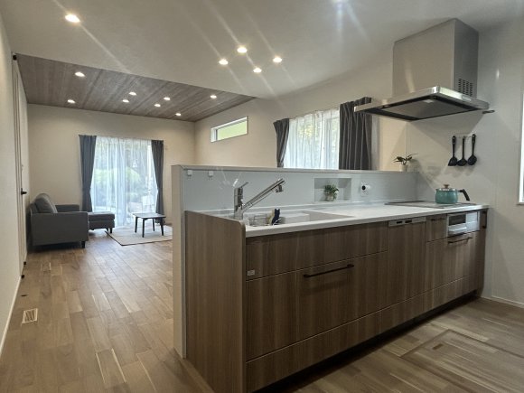 ∼18帖のLDK∼

18帖のLDKは、限られた空間を広く、快適に見せる工夫がたっぷり詰まっています。
リビング部分の約6帖には折り上げ天井を採用し、ダウンライトで天井をすっきりと。空間に高さと抜け感を持たせることで、実際の広さ以上の開放感が生まれています。さらにテレビ上部には明かり取りの窓を設け、自然光を取り入れて、日中も明るく心地よい空間に。

キッチンは手元が見えにくい腰壁キッチン。IH部分には壁を設けず、視線が抜けるように設計することで、LDK全体も広々と感じられます。

キッチンは、タカラスタンダードの「オフェリア」を採用しています。

※画像はイメージです