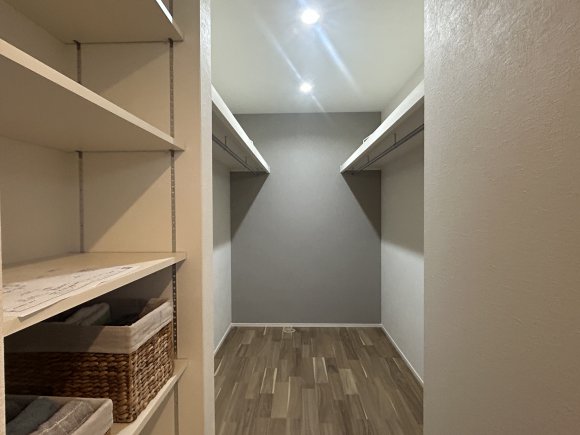 音とプライバシーに配慮した、間取りの工夫

LDKと居室の間には、家族みんなで使えるファミリークローゼットを設置しました。衣類や生活用品をまとめて収納できるだけでなく、空間をゆるやかに仕切る“音の緩衝帯”としても活躍します。

平屋住宅では、生活音が各部屋に伝わりやすいという悩みもありますが、このようにクローゼットを間に配置することで、LDKからの音が直接届きにくくなり、就寝時やプライベートな時間もより快適に過ごせます。

音やプライバシーに配慮した住まいをお考えの方には、ぜひ参考にしていただきたい間取りの工夫です。

※画像はイメージです