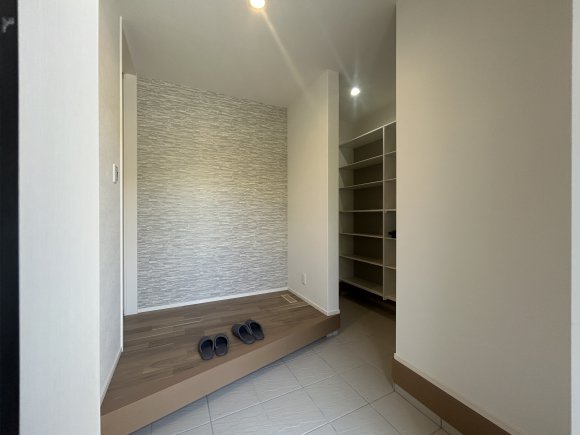 ∼家族の動きに合わせた、便利な“2way動線∼

玄関からは「ホールを通ってLDKへ」と「シューズクローゼットを抜けて各部屋へ」の2つの動線を確保しました。
お子様がそのまま自分の部屋に行ける動線と、来客時にも便利なLDKへ直接アクセスできる動線の2ルートを分けることで、プライベートとパブリックの空間を自然に切り分けることができます。

シューズクローゼットには、靴はもちろん、外遊びの道具やベビーカー、アウトドア用品など、外で使うものをたっぷり収納可能。玄関まわりがすっきり片付き、いつでも気持ちよくお出迎えできる空間に整います。

※画像はイメージです